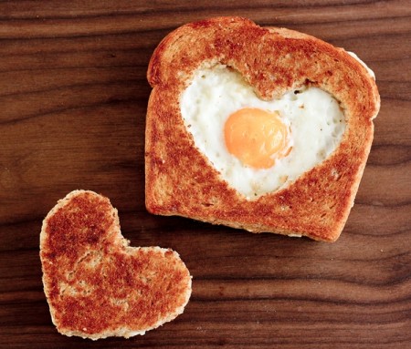 valentines-day-toast-with-heart-and-egg-450x383