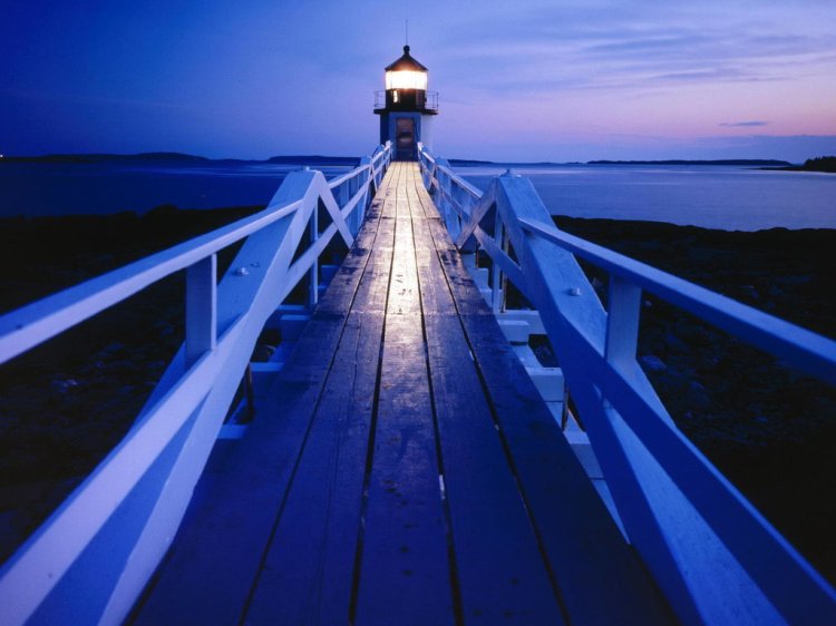 walk-grounds-marshall-point-lighthouse-maine